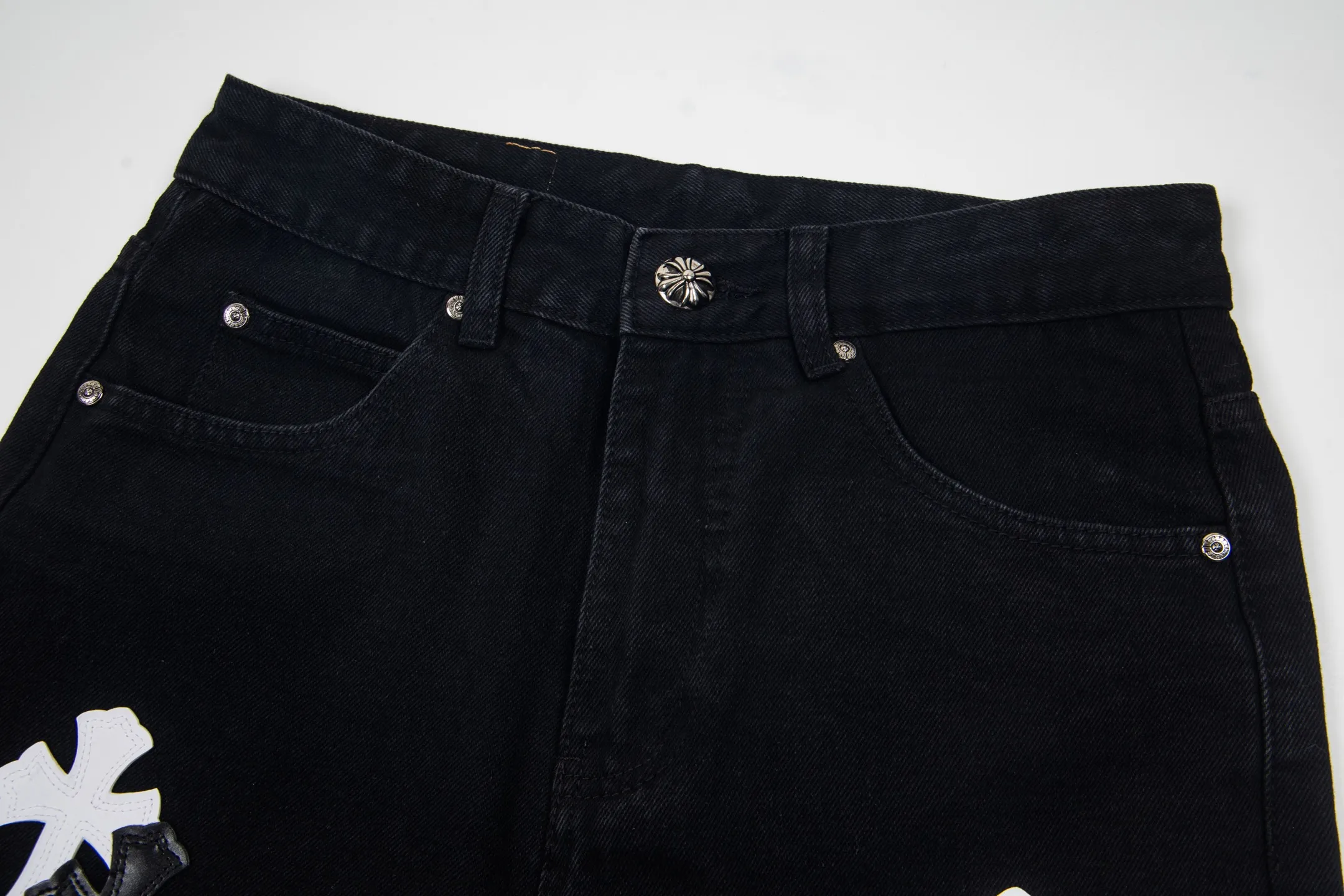 P260 Chrome Hearts Black Pants Sanskrit Black and White Patch Leather Jeans CH jeans need to be washed and then disassembled and hand-stitched with sheepskin cross leather and then spliced ​​together to complete. The whole piece has too many craftsmanship to explain, patchwork cross pattern embellishment, high-waisted washed jeans! ! Absolutely high-end luxury products, god-level single products and super popular products, made with top heavy industry, a must-see magic weapon. Customized hardware. The fabric is thick and soft after washing. It has good breathability. Customized small leather label. Unique design. The details are simple and elegant, and the workmanship is exquisite. The entire trousers are neatly routed and the details are in place! It’s so cool that both men and women can easily control the genderless trend! Style number: 1875# Color: black Size: 28 30 32 34